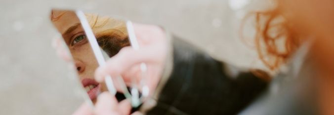 El espejo roto aún refleja la imagen